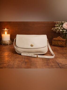 Excellent condition bone vintage city coach bag